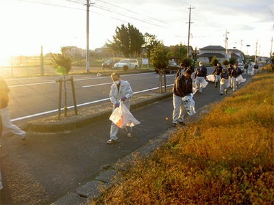 会社周辺道路の美化活動を行いました