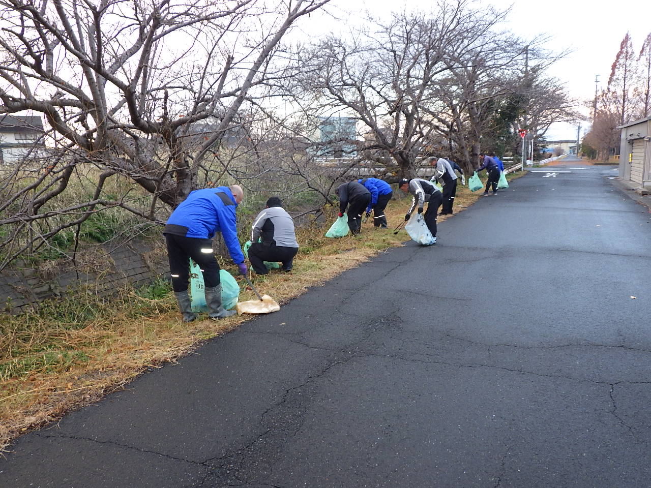 会社周辺道路及び用水路(羽島用水)の美化活動を行いました