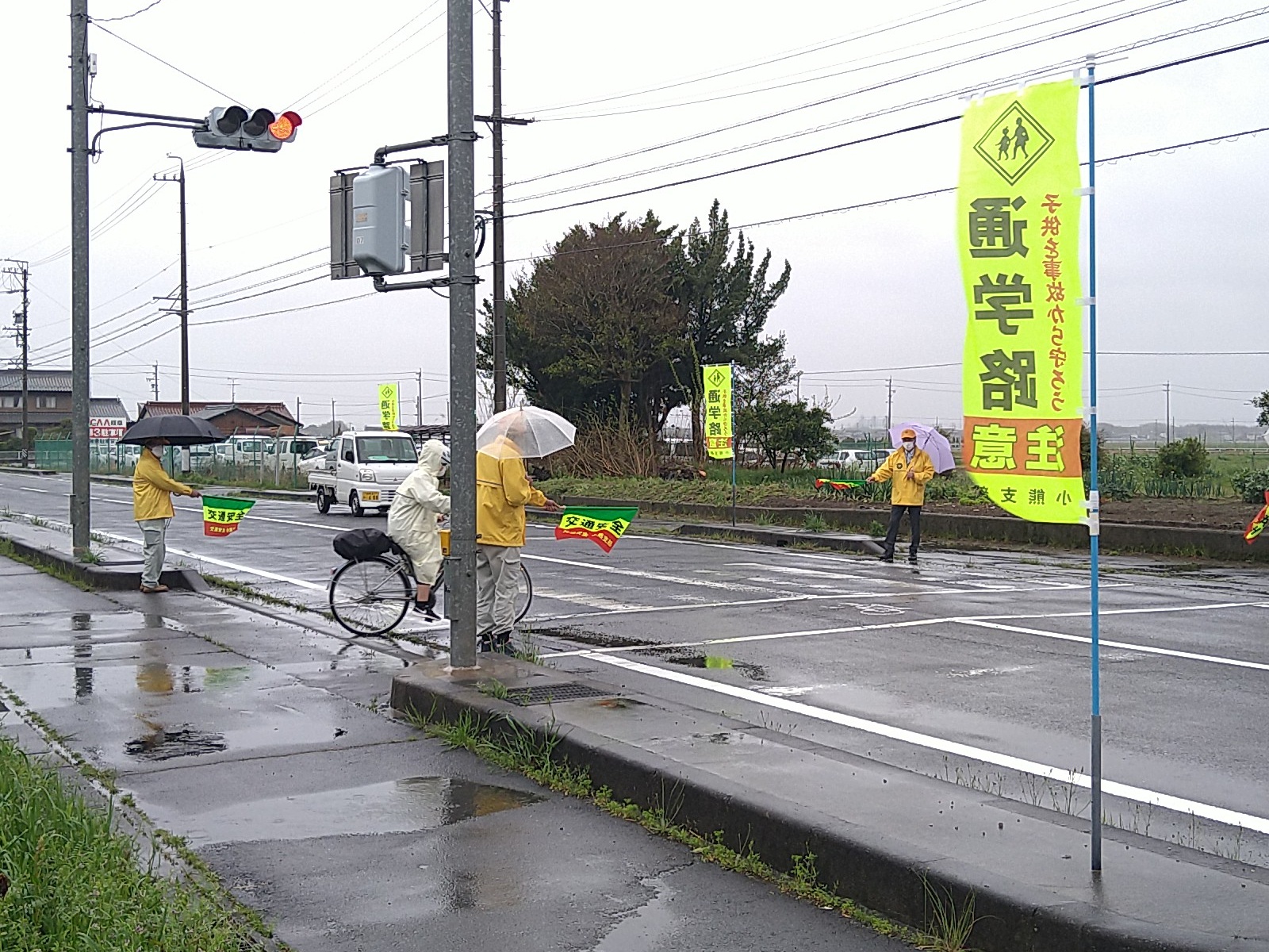 小中学生の登校時間に交通安全の啓発活動を行いました