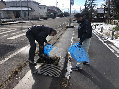 会社周辺の道路の美化活動を行いました。